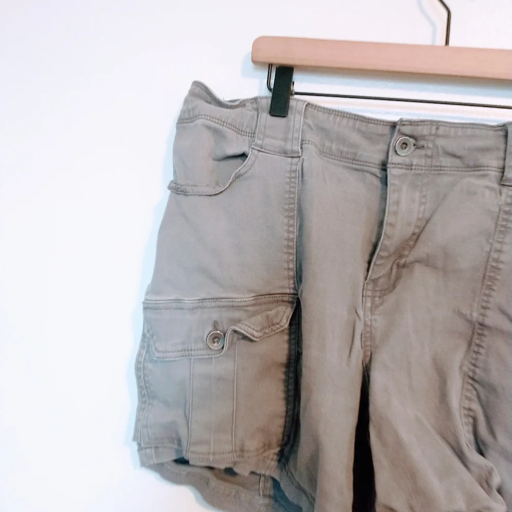 Market & Spruce khaki tan cargo shorts size 18W, has a small pull shown